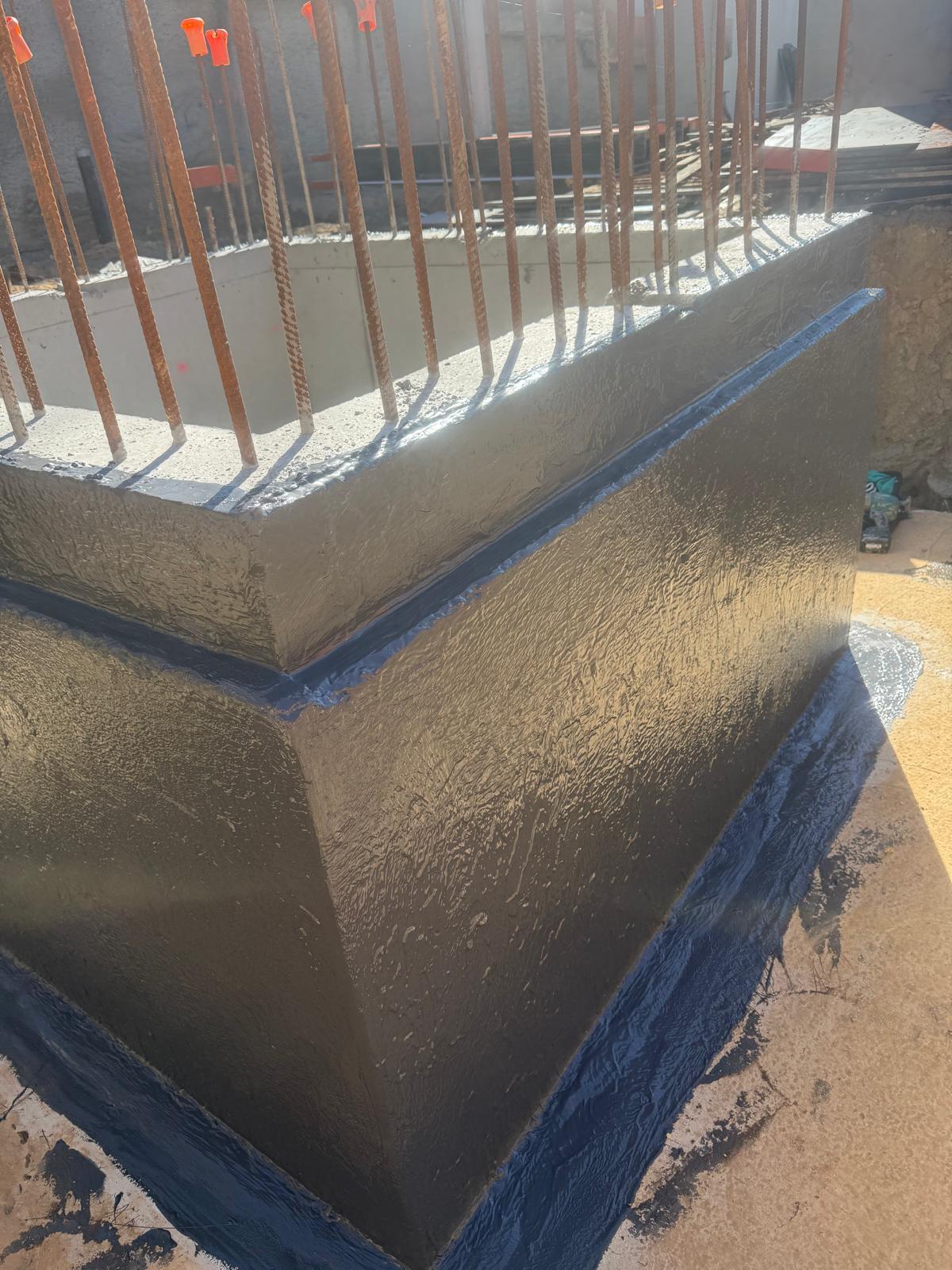 Tanked lift pit corner with reinforced membrane fillet detailing